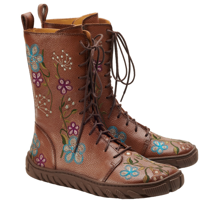 Wir präsentieren den DOQS Flower von ZAQQ: Diese braunen Schnürstiefel sind mit exquisiten Blumenstickereien in Blau, Lila und Weiß verziert. Diese Stiefel im Retro-Charme-Look sind aus hochwertigem Nappaleder gefertigt und bieten eine strukturierte Oberfläche und flache Sohlen für tadellosen Stil und Komfort.