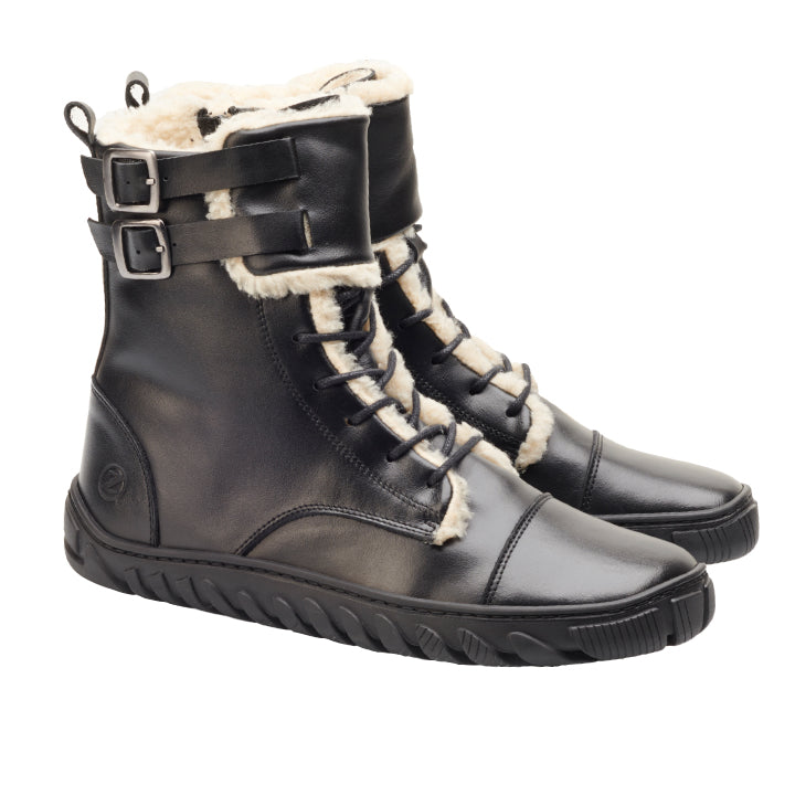 Wir präsentieren den QABAL Winter Black von ZAQQ: ein stilvolles Paar High-Top-Winterstiefel aus schwarzem Leder, komplett mit luxuriösem Fellfutter und hervorragender Rutschfestigkeit. Diese Stiefel verfügen über Schnürsenkel und zwei Schnallenriemen an der Oberseite für zusätzliche Sicherheit sowie eine strukturierte Sohle für festen Halt. Sie sind elegant nebeneinander positioniert, nach rechts abgewinkelt.