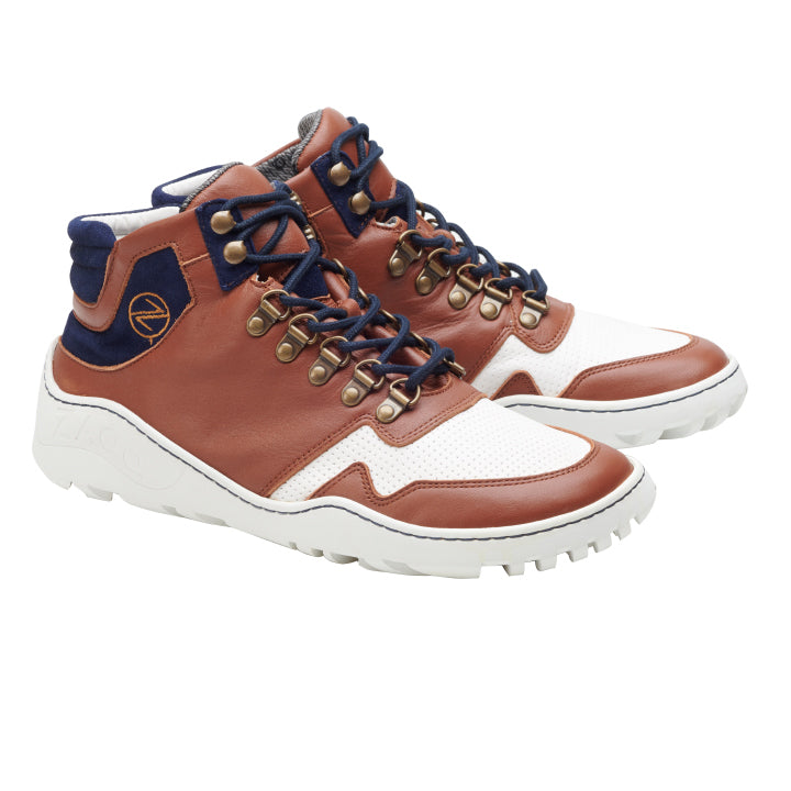 Wir präsentieren ein Paar stylische High-Top-Sneaker in Braun und Weiß mit marineblauen Akzenten. Sie verfügen über Metallösen und robuste weiße Gummisohlen. Inspiriert von der ZAQQ VAQATION Navy Waterproof-Linie zeichnen sich diese Outdoor-Schuhe durch perforierte Abschnitte und markante Nähte aus, die ihnen ein modernes und sportliches Aussehen verleihen.