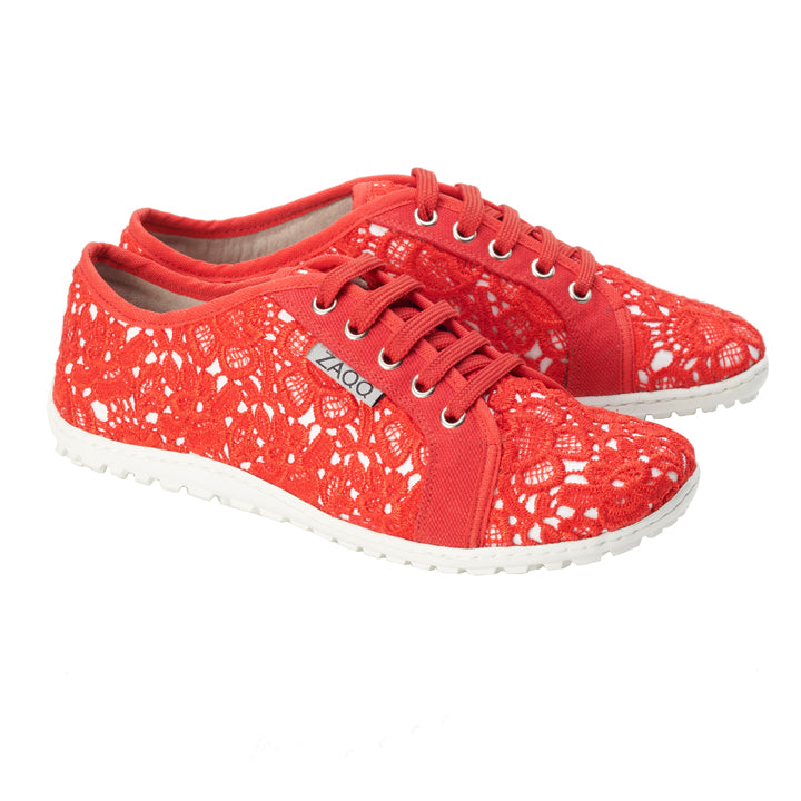 Wir präsentieren die QELLY Red-Sneaker von ZAQQ mit einem leuchtend roten Schnürsenkeldesign und kontrastierenden weißen Sohlen. Diese stylischen Schuhe verfügen über Metallösen und passende rote Schnürsenkel und bieten einen raffinierten Look, der ein einzigartiges Flair verleiht und sie ideal für jeden legeren Anlass macht.