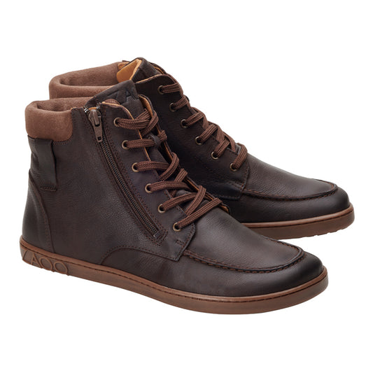 Wir präsentieren die ROQA Brown High-Top-Sneaker von ZAQQ, gefertigt aus dunkelbraunem Nappaleder. Diese Sneaker haben seitliche Reißverschlüsse und braune Schnürsenkel, einen weich gepolsterten Schaft und eine flache Sohle. Das geprägte Markendetail an der Ferse sorgt für höheren Tragekomfort.