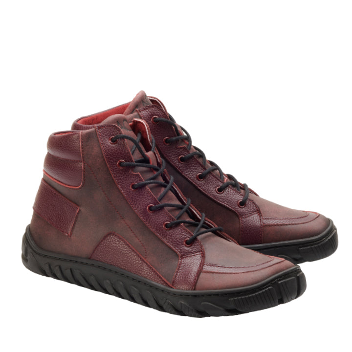 Wir präsentieren den ZAQQ OSQAR Bordeaux: Ein Paar High-Top-Sneaker aus edlem burgunderfarbenem Leder, ergänzt durch schwarze Schnürsenkel und ULTRAGRIP-Gummisohlen. Diese Schuhe zeichnen sich durch ein strukturiertes Design mit sichtbaren Nähten aus und sorgen für einen eleganten und dennoch robusten Look. Vor einem schlichten weißen Hintergrund fotografiert, sind sie ideal für jeden abenteuerlichen Ausflug.