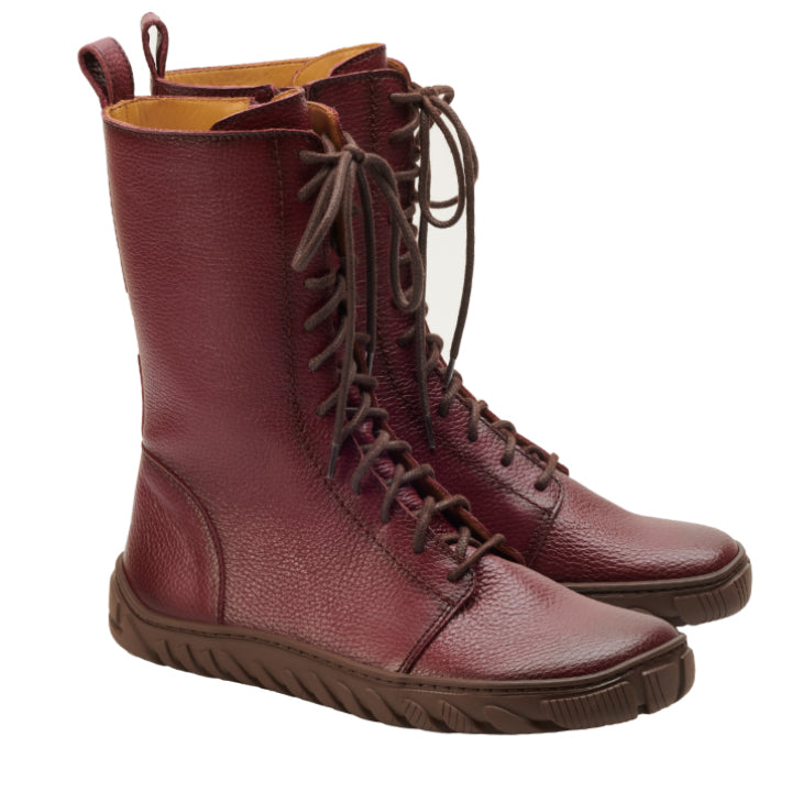 Ein Paar DOQS Bordeaux Boots von ZAQQ, gefertigt aus hochwertigem Nappaleder mit strukturierter Oberfläche und ausgestattet mit einer robusten ULTRAGRIP Sohle, hier im Bild mit offenen Schnürsenkeln.