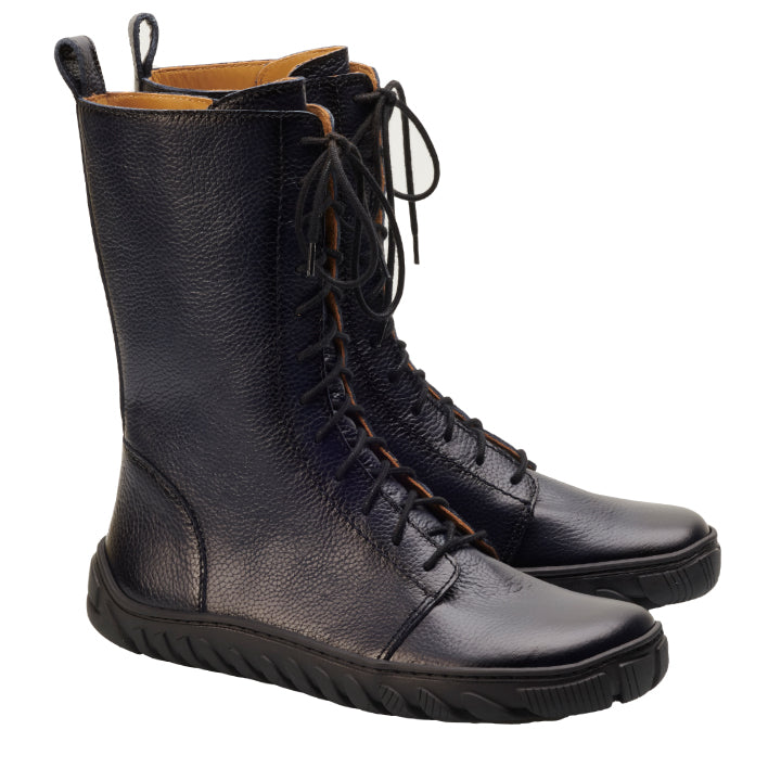 Wir präsentieren den DOQS Blue von ZAQQ: schwarze Schnürstiefel aus hochwertigem Nappaleder mit strukturierter Oberfläche und flachen ULTRAGRIP-Gummi-Sohlen, die sich elegant vor einem weißen Hintergrund abheben. Diese Stiefel haben eine leicht spitze Spitze und reichen bis zur Mitte der Wade.