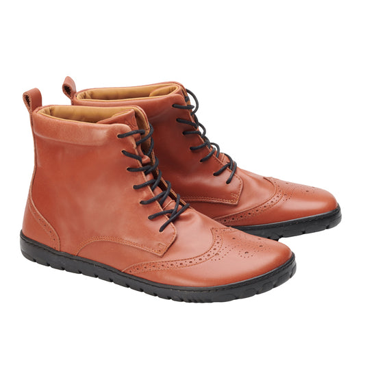 Wir präsentieren die Schnürstiefel QUINTIC Brogue Cognac von ZAQQ mit hohem Schaft und Brogue-Details. Diese braunen Lederstiefel haben schwarze Sohlen und ein hellbraunes Innenfutter und vereinen klassischen Stil nahtlos mit moderner Eleganz.