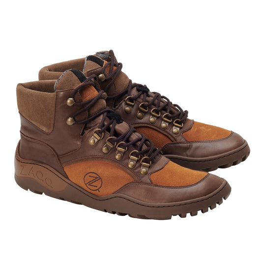 Ein Paar wasserdichte Wanderstiefel TERRAQ Camel von ZAQQ in braun-braunem Design mit Schnürdetails und Metallösen sind perfekt für jedes Outdoor-Abenteuer. Diese strapazierfähigen Stiefel haben robuste Sohlen und sind an der Seite mit dem runden Z-Logo versehen, das ihre TERRAQ-Qualität zeigt und jedem Trail standhält.