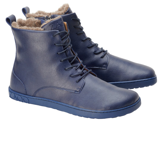 Der QUINTIC Winter Navy von ZAQQ ist ein Paar blauer High-Top-Stiefel mit Schnürsenkeln und einem Fleecefutter aus veganem Material. Dieses stilvolle Winterschuh-Design besticht durch ein elegantes Erscheinungsbild mit einer strukturierten Sohle und ist somit ideal für Freizeitausflüge sowie zum Tragen bei kaltem Wetter.