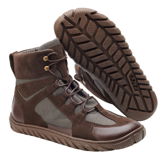 Die BOSQE Waterproof Brown Wanderschuhe von ZAQQ im High-Top-Design mit robuster, rutschfester Sohle mit Schnürsenkeln sind auf weißem Hintergrund abgebildet. Ein Schuh steht aufrecht, während der andere das Profilmuster auf der Sohle hervorhebt.