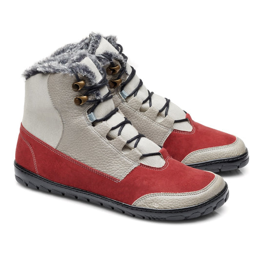 Die QUEST Bordeaux Waterproof High-Top Winterstiefel von ZAQQ bestechen durch stylische rote und beige Einsätze, ergänzt durch schwarze Schnürsenkel und ein kuscheliges Kunstfellfutter am oberen Rand. Ihre robuste schwarze Sohle macht diese Outdoor-Schnürboots perfekt, um kaltem Wetter mit Komfort und Stil zu trotzen.