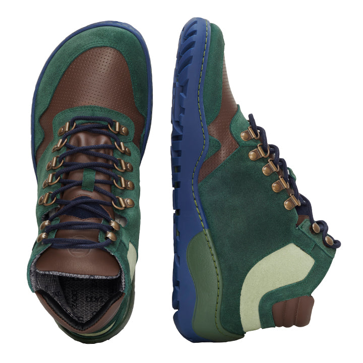 Ein Paar VAQATION Green Waterproof Wanderstiefel von ZAQQ hat Einsätze in Grün, Braun und Blau. Die Stiefel haben blaue Schnürsenkel, die durch Metallösen gefädelt sind, und sind mit einer robusten blauen Sohle ausgestattet. Ein Stiefel steht aufrecht, während der andere das Innenfutter zeigt. Diese Stiefel bieten sowohl Outdoor-Haltbarkeit als auch Atmungsaktivität für komfortable Abenteuer.