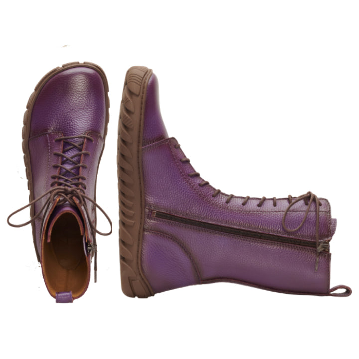 Wir präsentieren die ZAQQ DOQS Purple: ein Paar High-Top-Lederschuhe mit luxuriösem Nappaleder-Finish in einem auffälligen Lilaton, ergänzt durch braune Sohlen und Schnürsenkel. Ein Schuh wird aufrecht präsentiert, um den seitlichen Reißverschluss hervorzuheben, während der andere flach präsentiert wird, um die Draufsicht zu zeigen. Diese Schuhe bieten mit ihrer ULTRAGRIP-Sohle hervorragenden Halt und verfügen über ein elegantes strukturiertes Finish.