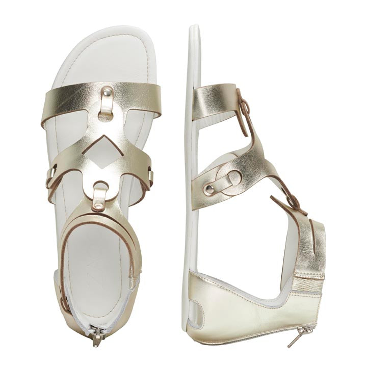 Die MAROQ Gold Sandalen von ZAQQ bieten hohen Tragekomfort mit ihrem goldmetallischen Finish, mehreren Riemen und einem praktischen Reißverschluss an der Ferse. Eine Sandale wird von oben und die andere von der Seite präsentiert, wodurch ihre Designdetails und der offene Zehenstil hervorgehoben werden.