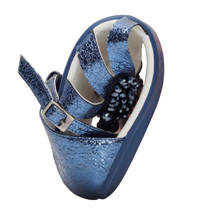 Wir präsentieren den orthopädischen Schuh QISELLE Blue von ZAQQ – ein glänzendes metallisches Meisterwerk mit gebogener Sohle und verstellbaren Riemen für ultimativen Halt und Komfort. Dieses von Barfußsandale inspirierte Design zeichnet sich durch ein strukturiertes Muster, eine sichere Schnalle und zarte Perlenbesatz-Akzente aus, die Ihren Stil aufwerten.