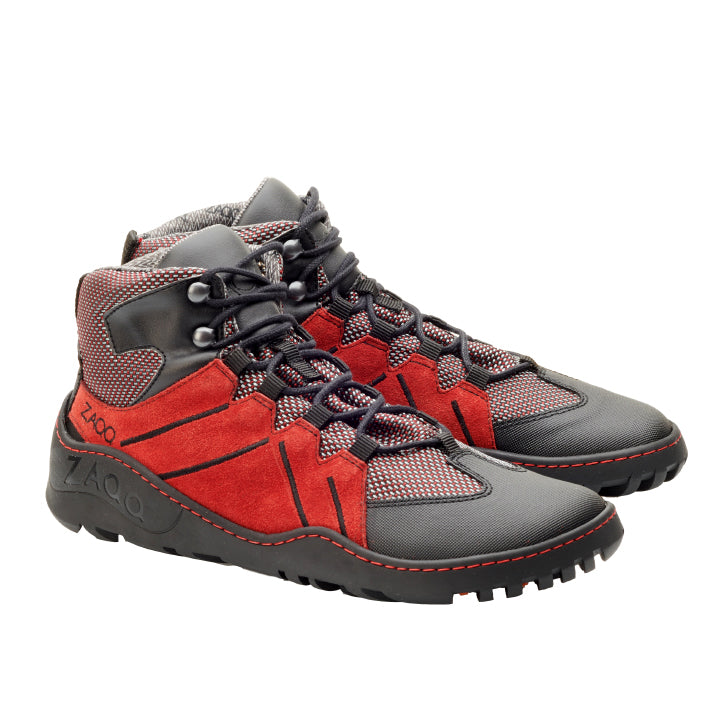 Wir präsentieren den EQIPE Red Waterproof von ZAQQ, ein Paar modischer High-Top-Sneaker in einem raffinierten Farbschema aus Rot und Schwarz. Diese Schuhe verfügen über strukturierte, rutschfeste Sohlen und ein raffiniertes Schnürdesign. Diese wasserdichten Sneaker sind aus einer Mischung aus Leder und Stoff gefertigt und bieten eine sportliche, moderne Ästhetik, die perfekt für jedes Outdoor-Abenteuer ist.