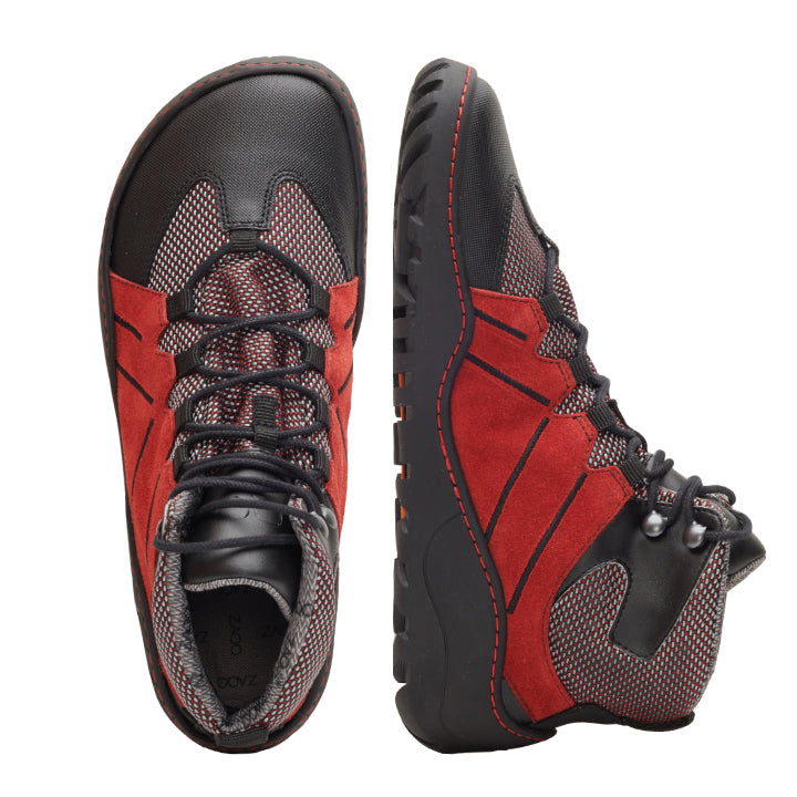 Wir präsentieren die wasserdichten EQIPE Red-Schuhe von ZAQQ, die ein robustes Design mit einer Kombination aus Mesh- und Wildledermaterialien aufweisen. Diese rot-schwarzen Outdoor-Schuhe verfügen über rutschfeste Sohlen für bessere Traktion und sichere Schnürverschlüsse. Sie werden in Seiten- und Draufsicht präsentiert, um ihre Haltbarkeit und Vielseitigkeit hervorzuheben.