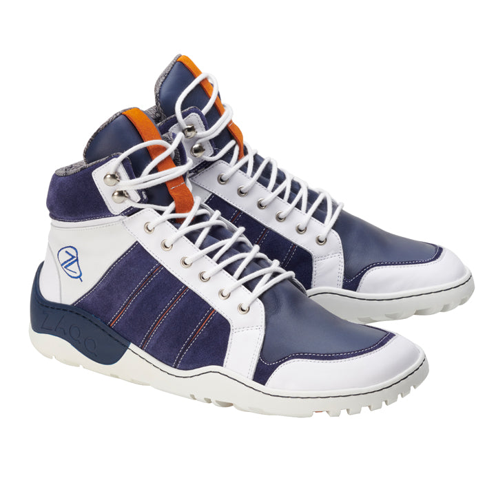 Die MONTBLANQ Blue White Waterproof Sneaker von ZAQQ sind ein stylisches High-Top-Design, das marineblaue, weiße und orange Akzente mit weißen Schnürsenkeln und einem seitlichen Logo kombiniert. Sie sind aus Nappaleder gefertigt und verfügen über eine strukturierte Sohle, die von der ZAQQ TERRA Sohle inspiriert ist und für optimalen Halt sorgt, was sie ideal als Outdoor-Schuhe macht.