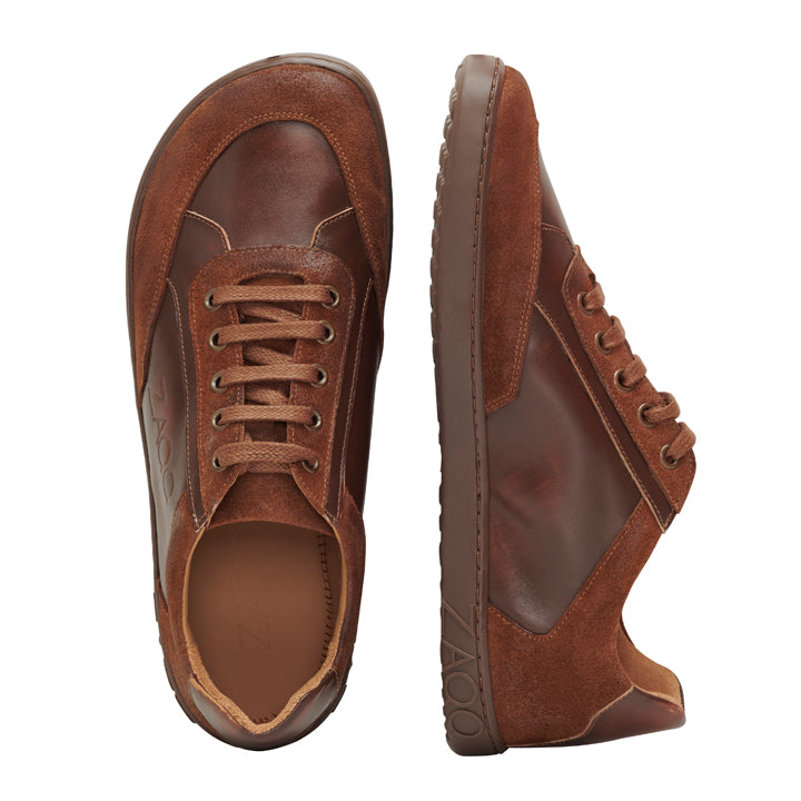 Die ZAQQ OQTAV Brown-Sneaker sind von oben und von der Seite ein Hingucker. Sie verfügen über eine Schnürung vorne, eine strukturierte Kautschuksohle und ein schlankes Design, das einen Business-Casual-Look nahtlos ergänzt.