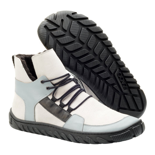 Wir präsentieren die QAMIL Grey High-Top-Sneaker von ZAQQ, gefertigt für den modernen Abenteurer. Diese stylischen Schuhe zeichnen sich durch eine Mischung aus hellgrauen, weißen und schwarzen Ledereinsätzen mit schwarzen Schnürsenkeln und einer strukturierten Gummisohle aus, was sie perfekt für jede Reise macht.