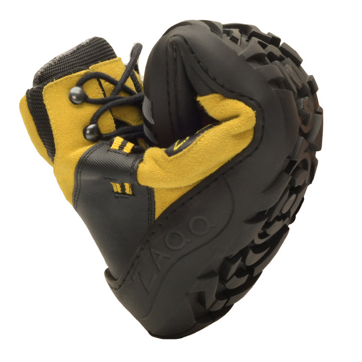 Der QLIFF Yellow Waterproof Wanderschuh von ZAQQ ist ein vielseitiger Outdoor-Barfußschuh, der für hervorragende Flexibilität konzipiert ist und sich in der Mitte biegen lässt, um seine beeindruckende Biegsamkeit zu demonstrieren. Er kommt mit schwarzen Schnürsenkeln, einer strapazierfähigen schwarzen Sohle und dem seitlich eingeprägten ZAQQ-Logo und bietet sowohl Stil als auch Komfort für Ihre Abenteuer.