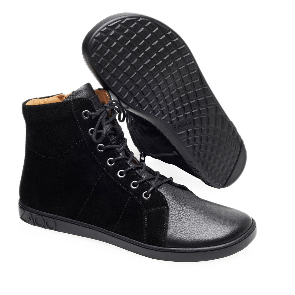 Ein Paar modischer High-Top-Sneaker, der QORE High Black von ZAQQ, verfügt über Akzente aus Veloursleder und eine strukturierte Gummisohle. Ein Schuh steht aufrecht, während der andere geneigt ist, um das Muster der Sohle zu präsentieren und den zeitgenössischen Sneaker-Stil perfekt einzufangen.