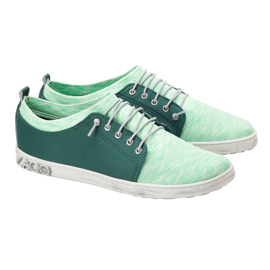 Wir präsentieren den QRIS Green Sneaker von ZAQQ: ein stylisches Paar mintgrüner Freizeitschuhe mit weißer Sohle, dunkelgrünen Akzenten und weißen Schnürsenkeln. Diese Sneaker zeichnen sich durch ein modernes, sportliches Design aus und sind ideal für jedes Abenteuer.