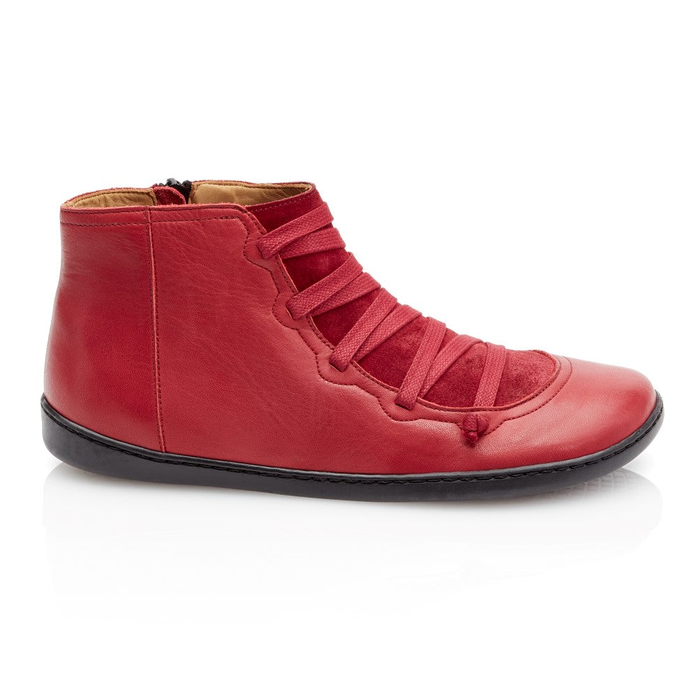 Der Quechee Velvet Sneaker von ZAQQ ist ein einzelner roter Samtschuh mit einem High-Top-Design mit einem einzigartigen gekreuzten Spitzenmuster auf weißem Hintergrund. Komplett mit einer schwarzen Sohle und einem seitlichen Reißverschluss bietet dieser stylische halbhohe Sneaker sowohl Flair als auch Funktionalität.