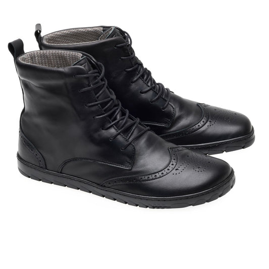 Diese QUINTIC Brogue Black Waterproof-Stiefel von ZAQQ sind aus hochwertigem schwarzem Leder gefertigt und verfügen über exquisite Brogue-Details mit einem praktischen Schnürdesign. Mit einer strukturierten Sohle und einer praktischen Aufreißlasche an der Rückseite kombinieren sie mühelos Stil mit Funktionalität.