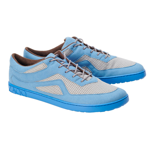 Wir präsentieren die QLAYTON Jeans von ZAQQ: ein Paar stylische blaue Sneaker aus Veloursleder und Mesh-Materialien. Mit hellblauen Schnürsenkeln und strapazierfähigen Gummisohlen sind diese elegant gestalteten, atmungsaktiven Schuhe perfekt für die Freizeit.