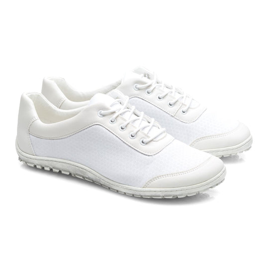 Die ZAQQ SQIP White Sneaker zeichnen sich durch ein minimalistisches Design mit Schnürverschluss und strukturierter Sohle aus. Diese veganen Sneaker sind mit glatten Seiten und einer leicht abgerundeten Spitze gefertigt und heben sich von einem schlichten weißen Hintergrund ab.