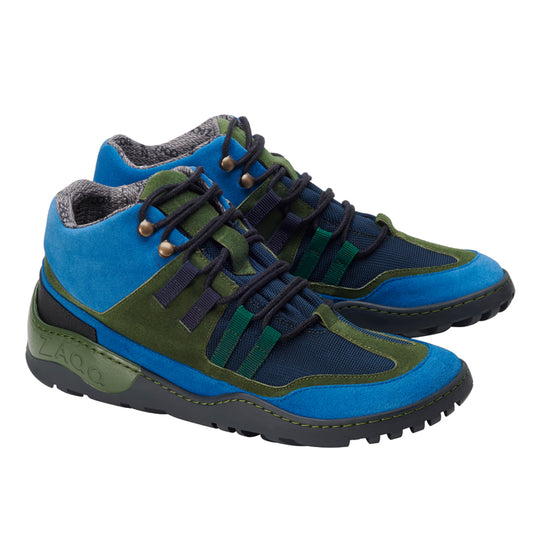 Die SQOUT Blue Green Waterproof Sneaker von ZAQQ verfügen über schwarze Schnürsenkel, Mesh-Details und eine dicke TERRA-Sohle. Mit ihrem farbenfrohen, sportlichen Design eignen sich diese High-Top-Schuhe perfekt für lässige Ausflüge oder als Outdoor-Barfußschuh.