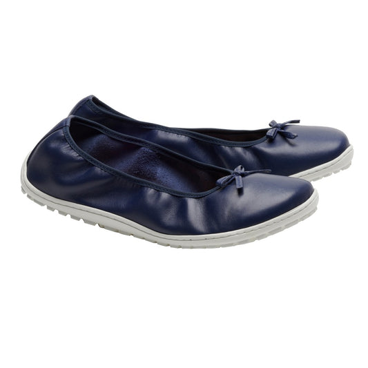 Die SUQAR Darkblue von ZAQQ sind ein Paar marineblaue Ballerinas aus Glanzleder mit kleinen Schleifendetails an den Zehen und einer bequemen weißen Sneakersohle.