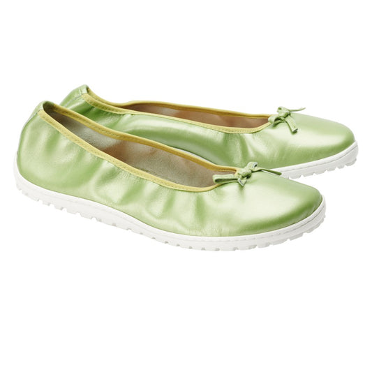 Die SUQAR Olive Ballerinas von ZAQQ sind stilvoll gestaltet mit einem schicken hellgrünen Nappaleder-Finish, mit Schleifenakzenten an den Zehen und ergänzt durch weiße Gummisohlen. Perfekt für die Ballerina im Herzen, zieren sie elegant einen weißen Hintergrund.