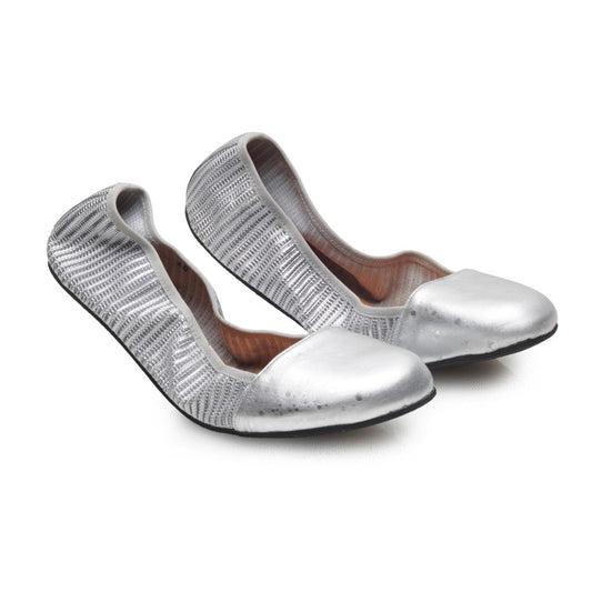 Die TWIST New Yorq Ballerinas von ZAQQ bieten mit ihrem silbernen Strukturmuster einen eleganten, modernen Metallic-Look. Diese Schuhe zeichnen sich durch abgerundete Zehenpartie und ein tief ausgeschnittenes Design aus und sind damit perfekt für den ultimativen Metropolitan-Stil.