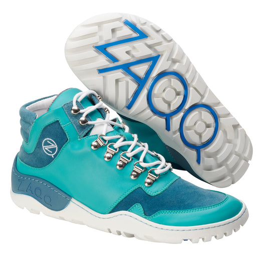 Diese türkis-blauen VAQATION Blue Waterproof High-Top-Sneaker verfügen über die ZAQQ TERRA Sohle und bieten ein elegantes Design mit weißen Sohlen. Der Markenname ZAQQ ist seitlich eingeprägt, was ihren stilvollen Reiz unterstreicht. Mit Metallösen und einer Materialkombination bieten diese Schuhe sowohl Komfort als auch Flair.