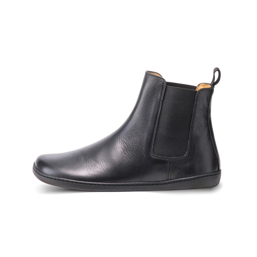 Wir präsentieren den EQUITY Black von ZAQQ mit einem eleganten Design und den charakteristischen Seitenteilen mit Gummiband. Diese Stiefel haben eine flache Sohle, eine Aufreißlasche an der Rückseite und eine leicht abgerundete Spitze für ultimativen Stil und Komfort.