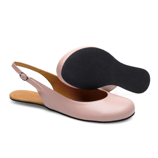 Die PINQ Candy Schuhe von ZAQQ sind hellrosa Slingback-Schuhe mit schwarzer Gummisohle, die eine elegante Note ausstrahlen. Ein Schuh steht aufrecht, der andere zeigt seine Sohle, wodurch das runde Zehendesign und der verstellbare Knöchelriemen mit Schnalle hervorgehoben werden. Diese Sommerschuhe sind perfekt, um jedem Outfit einen Hauch von Raffinesse zu verleihen.