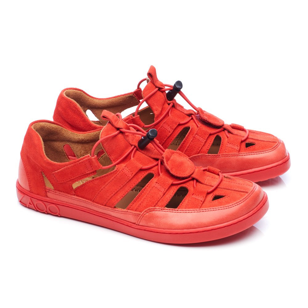 Das QLEAR Red von ZAQQ ist ein Paar leuchtend rote Sneaker-Sandalen mit einem unverwechselbaren Design, das verstellbare Schnürsenkel und mehrere Aussparungen aufweist. Diese Sommer-Outdoor-Schuhe haben eine leicht erhöhte Kante und eine glatte Oberfläche, ideal, um ein mutiges Statement zu setzen und gleichzeitig Komfort und Stil zu gewährleisten.