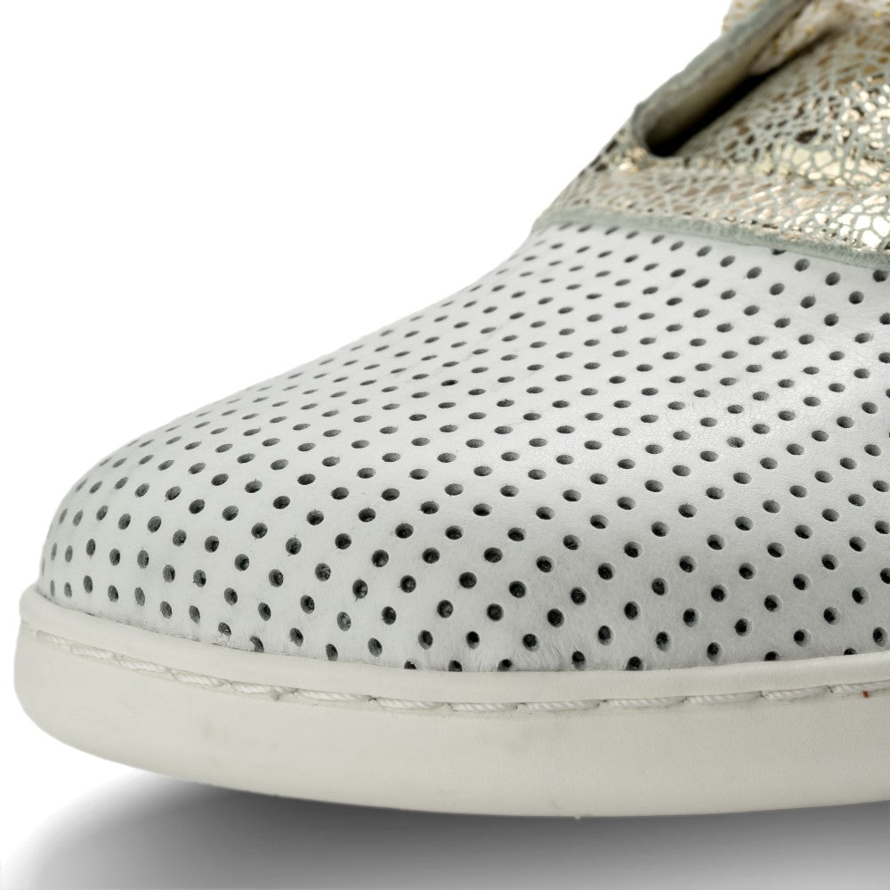 Nahaufnahme des weißen QOOQY-Sneakers von ZAQQ, gefertigt aus Nappaleder mit kleinen schwarzen Perforationen und goldfarbenen Strukturdetails auf dem Obermaterial. Das Barfußschuh-inspirierte Design sorgt für Komfort und die schlichte weiße Sohle für ein elegantes Finish.