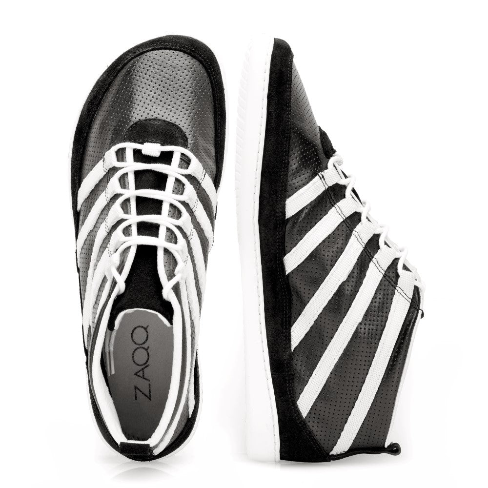 Ein Paar SPARQ Mid Black White High-Top-Sneaker von ZAQQ mit perforiertem Obermaterial und weißen Schnürsenkeln. Der linke Schuh ist von oben zu sehen, während der rechte Schuh von der Seite vor einem weißen Hintergrund zu sehen ist, wodurch das elegante Nappaleder-Design hervorgehoben wird.